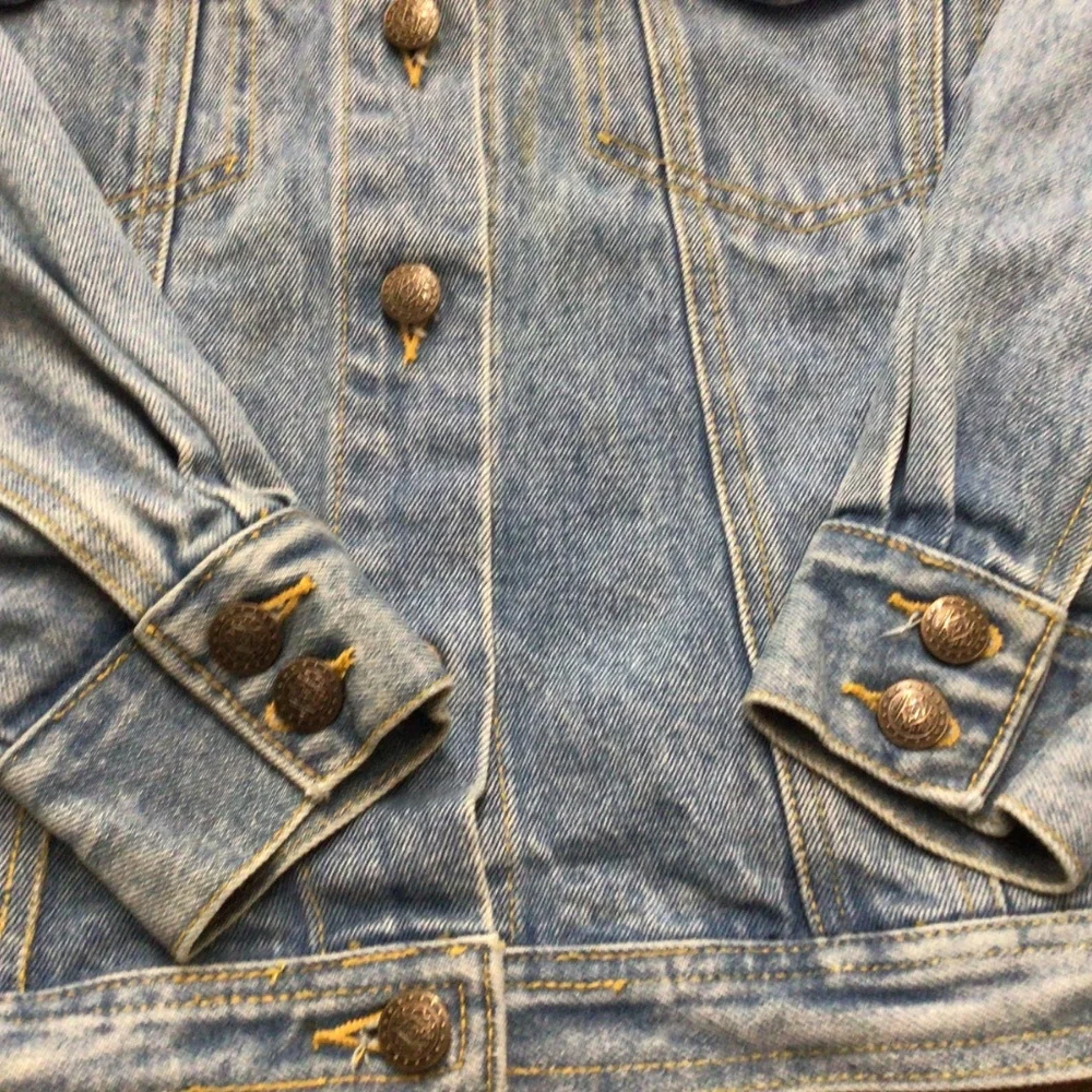Vintage Gloria Vanderbilt denim jacket. Size medium great shape. - Picture 3 of 10